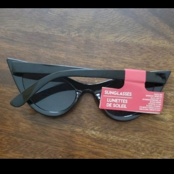 ♥︎NWOT SUNGLASSES♥︎ - Picture 3 of 12